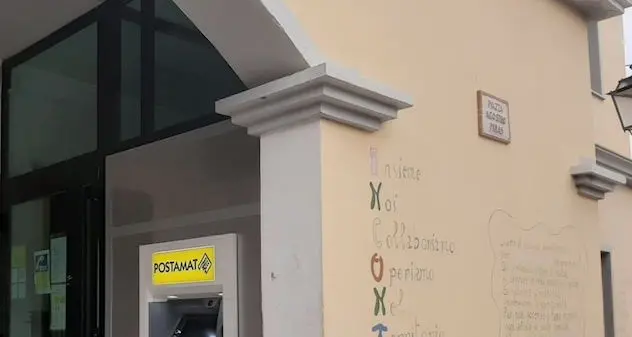 Un nuovo servizio per un piccolo paese: installato a Elini il nuovo Postamat