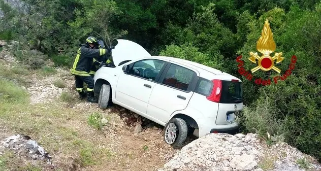 Oliena. Tenta manovra per far passare camper ma precipita in un burrone: donna soccorsa