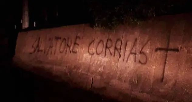 Minacce al sindaco. Svolta nelle indagini: quattro indagati per le scritte minatorie sul muro