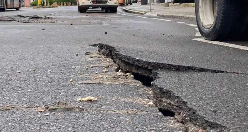 Cagliari. Cede il manto stradale in Viale Ciusa