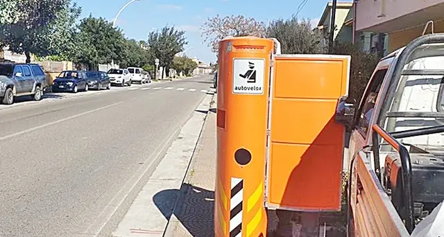Autovelox in arrivo, operai al lavoro per installare i box