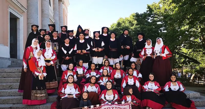 Il gruppo folk Santu Predu festeggia 50 anni di attività nella sua Nuoro