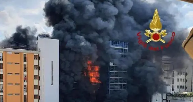 Incendio in palazzo a Roma: un morto e 17 tra feriti e intossicati