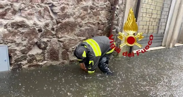 Bomba d’acqua su Macomer, decine di interventi dei Vigili del fuoco