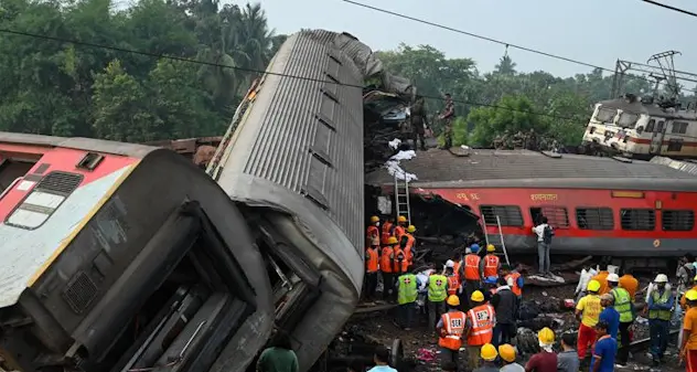 Scontro tra treni in India, 288 morti e oltre 900 feriti