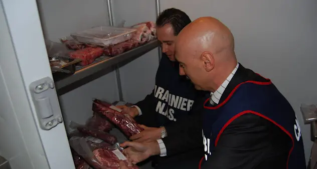 Quartu, market etnici nel mirino dei Nas: sequestrati 10 kg di carne di pecora