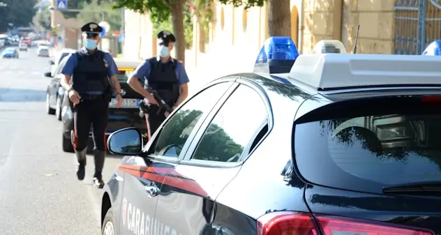 Cagliari, danneggia distributore automatico con un tubo di ferro: arrestato 41enne