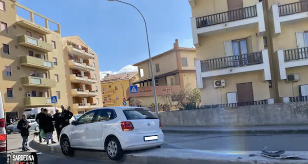 Auto finisce sullo spartitraffico in cemento