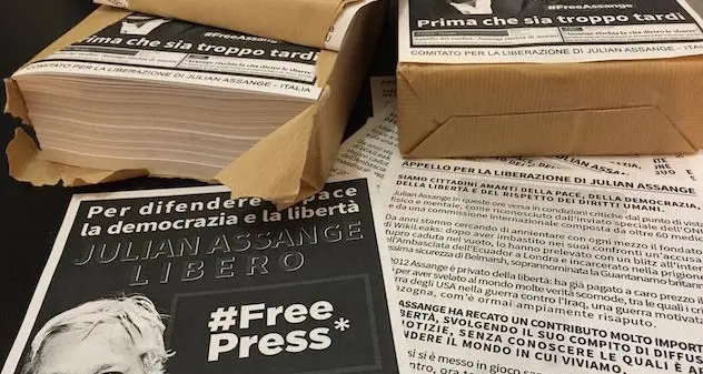 In Piazza Yenne una raccolta firme per la scarcerazione di Julian Assange