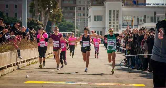SoloWomenRun. Al via la corsa rosa solidale: al nastro di partenza anche la campionessa Claudia Pinna