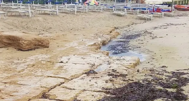 Costa Rei, antico lastricato in pietra riemerso in riva al mare