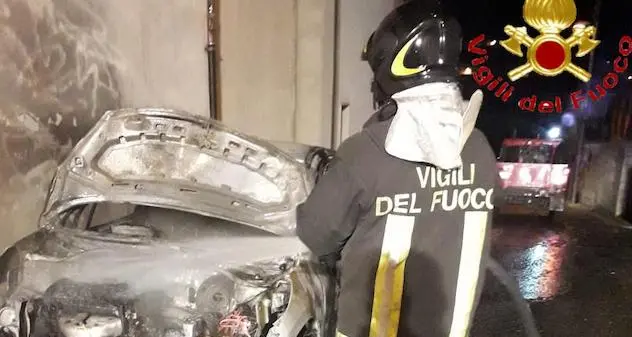 Atto incendiario nella notte: in fiamme l’auto di un casalinga