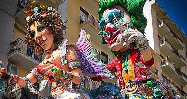 Tragedia a Sciacca: bimbo di 4 anni cade dal carro di carnevale e muore
