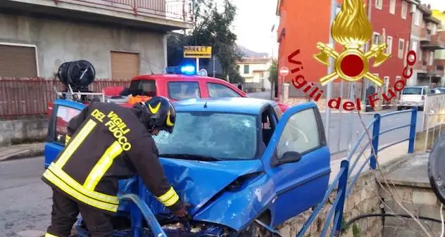Incidente stradale in pieno centro abitato: due giovani feriti