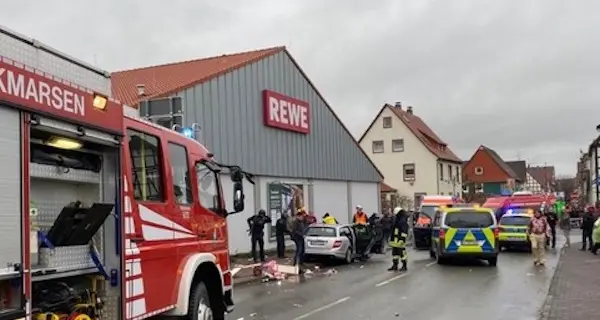 Auto contro il corteo di Carnevale: ferite 15 persone. Torna la paura attentati