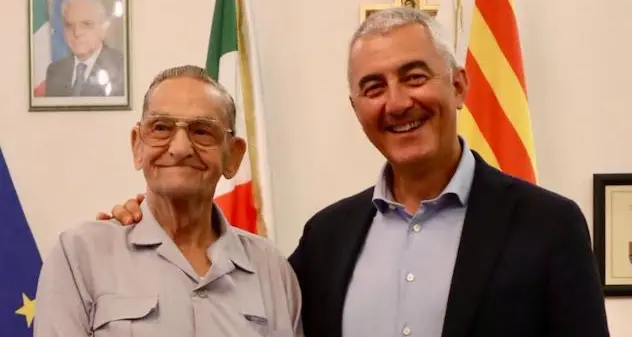 Alghero. Omaggio del sindaco al turista più fedele