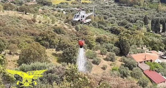 San Giovanni Suergiu. Elicottero in azione per spegnere un incendio