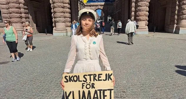 Greta Thunberg si diploma e annuncia: \"Non potrò più fare scioperi scolastici per il clima\"