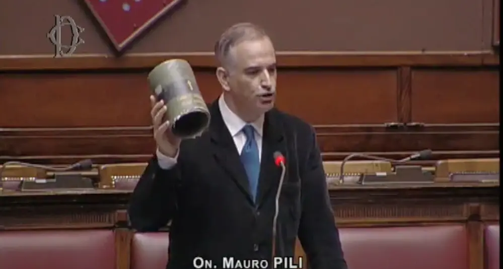 Mauro Pili (Unidos) mostra la testata di un euromissile alla Camera dei Deputati