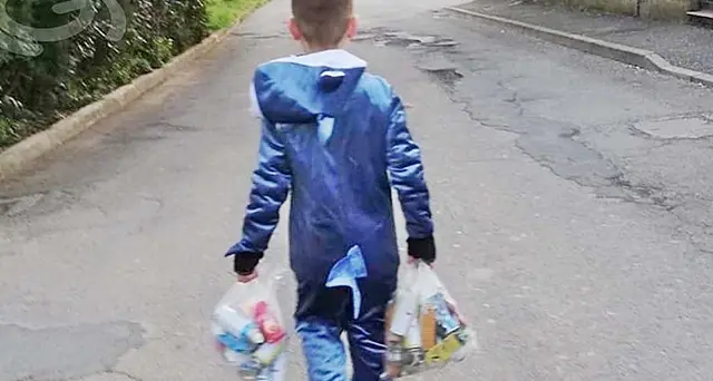 Filippo, il bambino di 8 anni vestito da squalo che ha ripulito le strade dopo il Carnevale