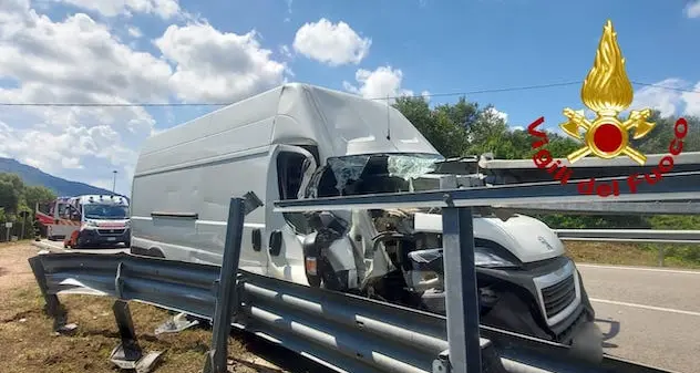 Olbia. Guardrail trafigge furgone, conducente miracolosamente illeso