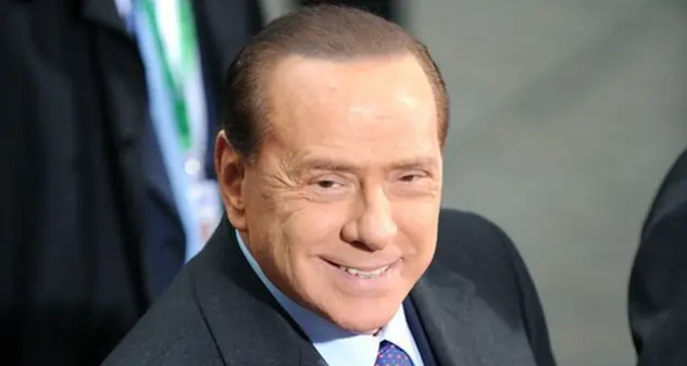 L'addio a Silvio Berlusconi, folla ad Arcore. Domani funerali di Stato al Duomo