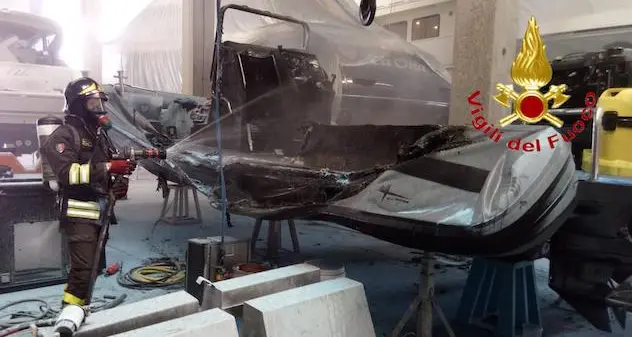 Esplode un gommone e va a fuoco. Tre operai feriti e trasportati in ospedale