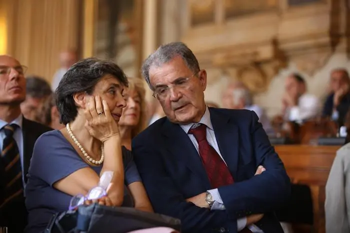 Romano Prodi con la moglie Flavia il durante la cerimonia di consegna della cittadina onoraria al premio Nobel per la Pace 2006 Muhammad Yunus fondatore della Grameen Bank nella sala del consiglio Comunale di Bologna, 8 Luglio 2015.ANSA/GIORGIO BENVENUTI