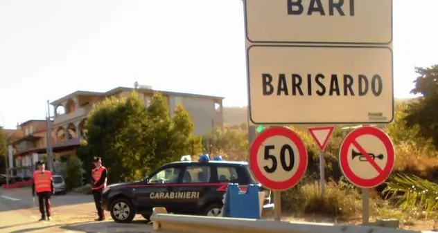 Donna rapinata all’uscita della banca, cospicuo il bottino. È caccia ai due rapinatori