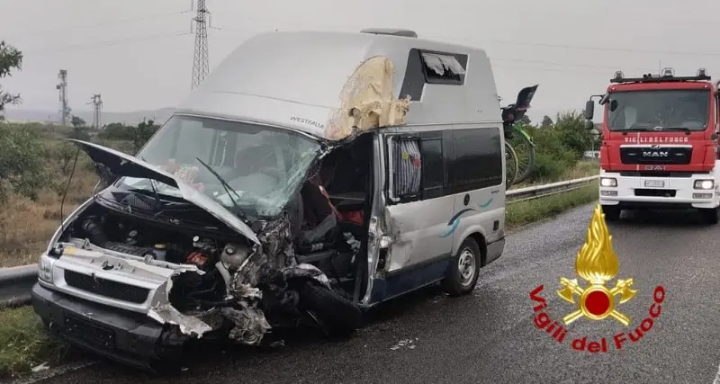 Quartu: scontro tra un mezzo pesante e un camper, cinque feriti