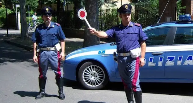 Vede una volante della polizia e scappa. Folle inseguimento tra le vie di Cagliari: denunciato rumeno