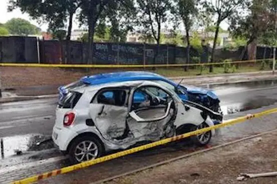 La scena dell\\'incidente in cui ha perso la vita un bimbo di 5 anni, a Casal Palocco, nella zona sud di Roma, 14 giugno 2023. Il piccolo era in auto con la madre.     ANSA/STRINGER