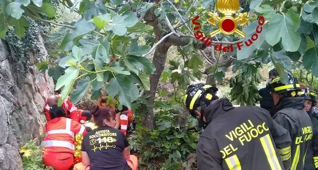 Nuoro. Precipita nel dirupo per 7 metri dopo lo scontro con il guardrail: è salvo