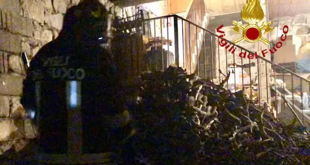 Incendio in uno scantinato adibito a legnaia: paura nella notte in pieno centro abitato