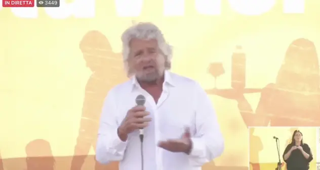 Grillo show a Roma: “Fate le brigate di cittadinanza, mettete il passamontagna e reagite”