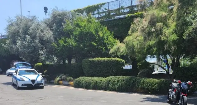 Cagliari. Cade con la moto in una rotatoria, 53enne in gravi condizioni