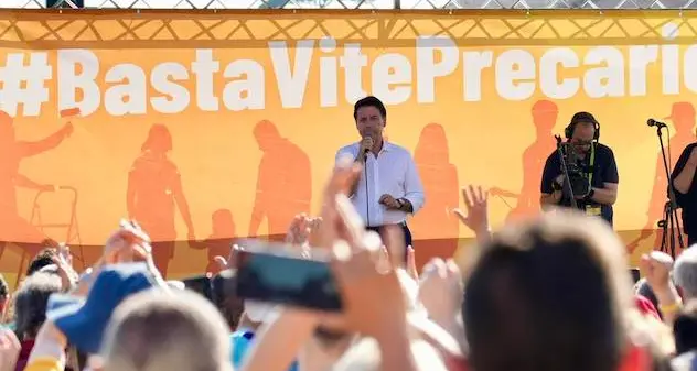 Manifestazione M5S, bufera su Grillo ma Conte replica: \"Ridicolo coro di indignazione\"