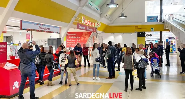 Occhi lucidi e testa bassa, ore 14: dopo 28 anni ultimo giorno di Auchan Santa Gilla. Cristiano Ardau, Uil-Tucs: “Ora, al primo posto, la salvaguardia di tutti i posti di lavoro”