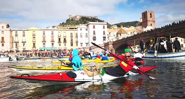 La magia e lo spettacolo del Carnevale sull’acqua: un “fiume di maschere” sul fiume Temo