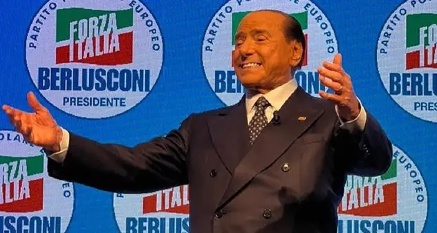 Berlusconi, il Comune di Roscigno gli intitola i giardini