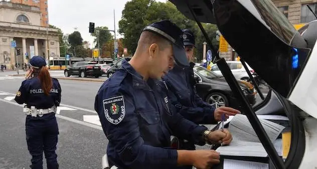 Alla guida ubriaco ferma gli agenti di polizia municipale e chiede i documenti