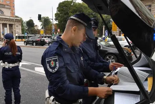 Agenti della Polizia Municipale di Milano effettuano controlli, 1 ottobre 2018 . ANSA/DANIEL DAL ZENNARO