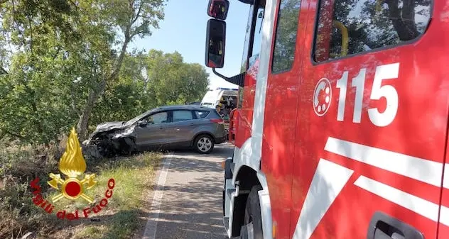 Auto con a bordo una famiglia finisce fuori strada sulla Statale 388