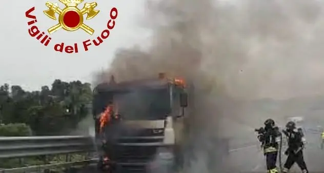 Betoniera prende fuoco sulla camionale 131