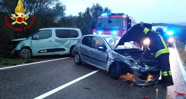 Scontro tra due auto: un passeggero trasportato in ospedale