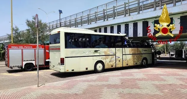 Cagliari. Bus si incastra sotto un ponte