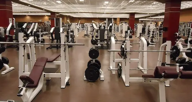 Cacciato dalla palestra per aver fissato una donna, ma è non vedente