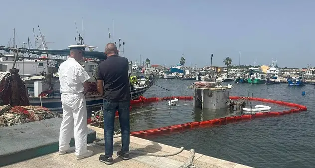 Peschereccio affonda e perde sostanze inquinanti nel porticciolo di Torre Grande