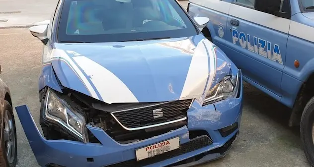Inseguimento tra le vie della città: fugge dalla polizia, sperona una volante e poi si schianta contro un muro