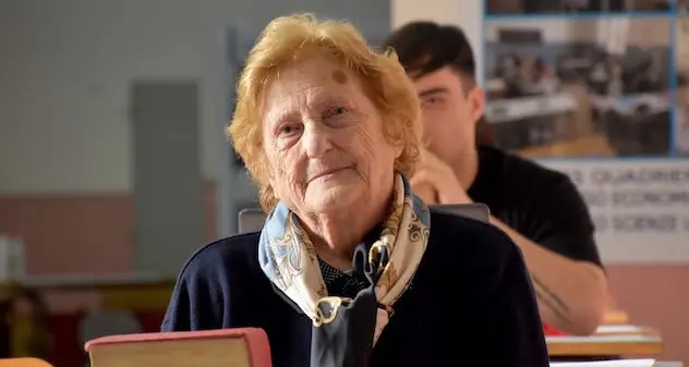 A 90 anni sostiene l'esame di Maturità per diventare maestra